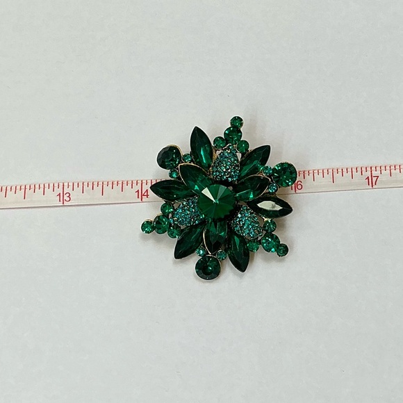 Green Flower/Snowflake Brooch /Pendant - Picture 6 of 6